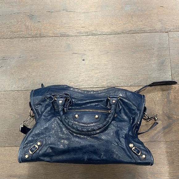 Beautiful blue crinkled leather city - Picture 2 of 13